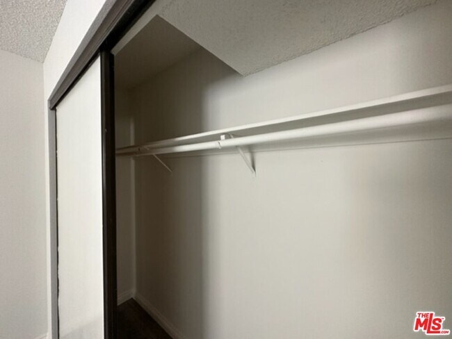 Building Photo - 4832 Rosewood Ave