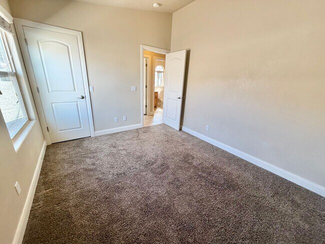 Building Photo - Charming 3 Bed 2 Bath + DEN/OFFICE Area!