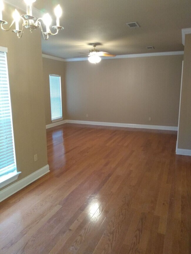 Building Photo - 305 Penny Ln