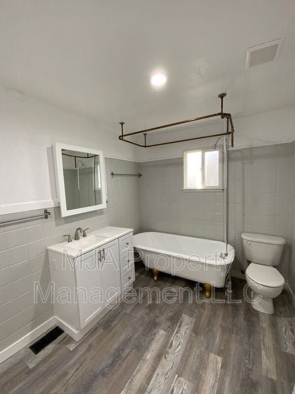 Building Photo - 217 Reed Ave N