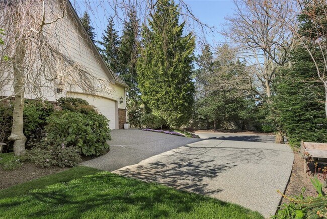 Building Photo - 3 Bed, 2 Bath PLUS Bonus Room SHORT TERM R...