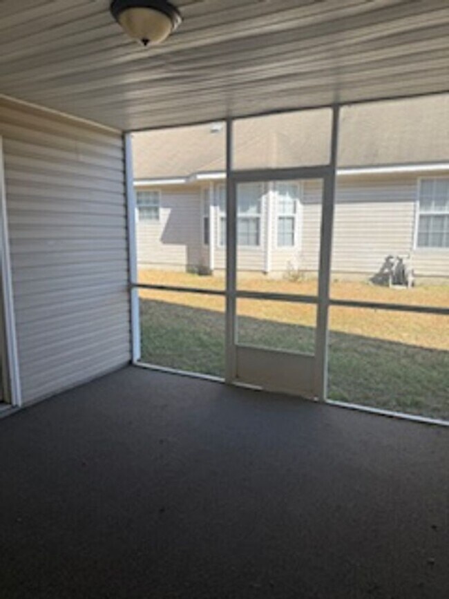Building Photo - 4556 Deslin Dr