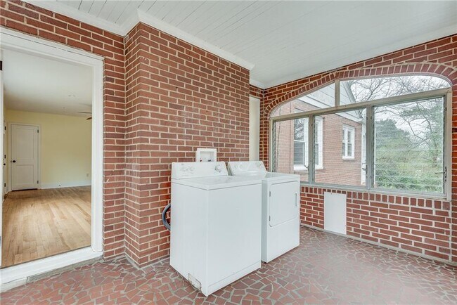 Building Photo - 1287 Eastland Rd SE