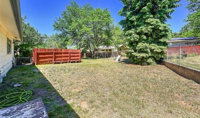 Building Photo - MOVE IN SPECIAL! 3-bedroom Rancher in Coun...