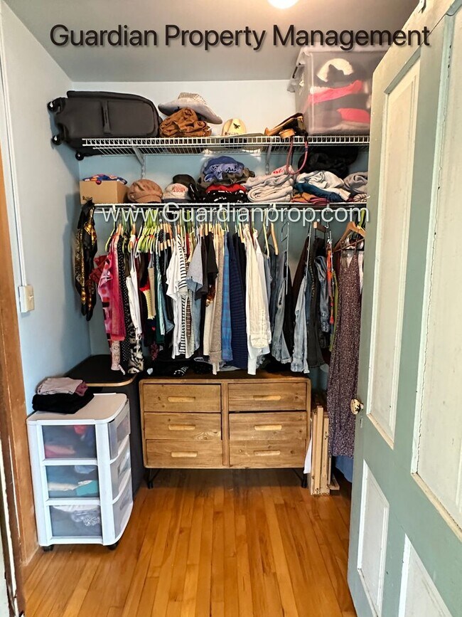 Building Photo - Northeast Spacious Upper Level Duplex, Har...