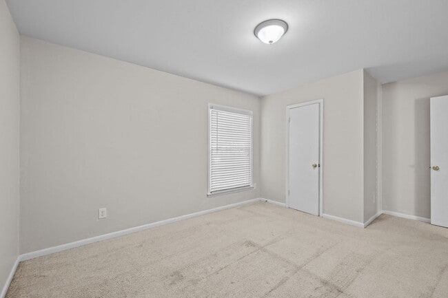 Building Photo - *MOVE IN READY* 3 Bed, 2 Bath Condo, Close to Uptown!!!