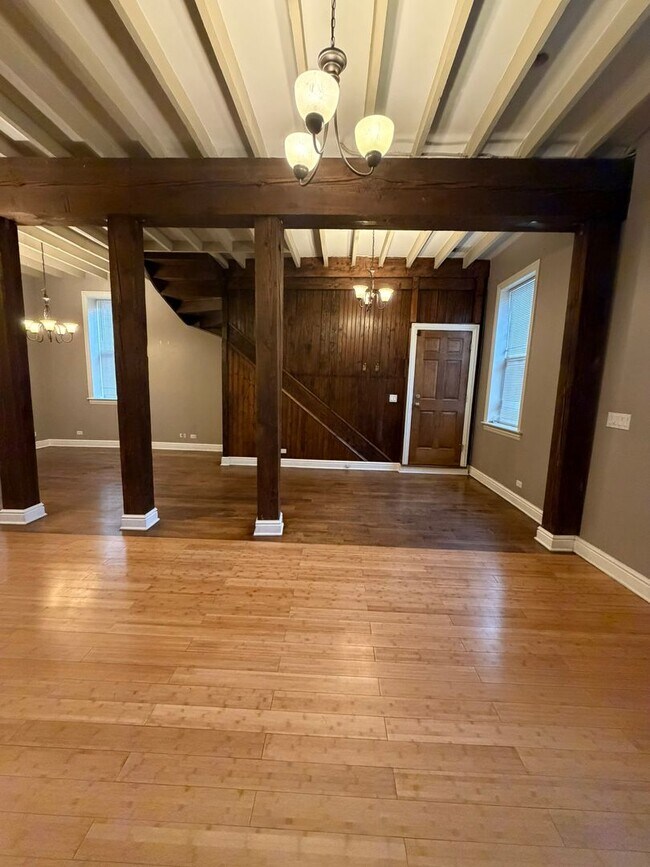 Building Photo - 1357 N Wolcott Ave