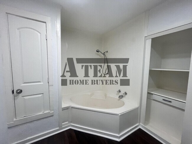 Building Photo - Fully Remodeled 3 Bedroom 2 Bathroom