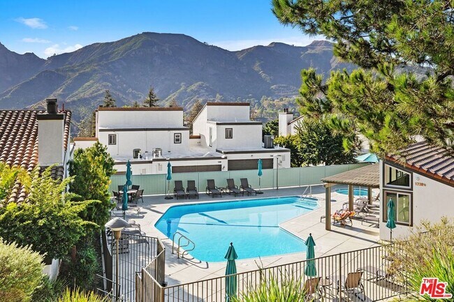 Building Photo - 1732 Palisades Dr