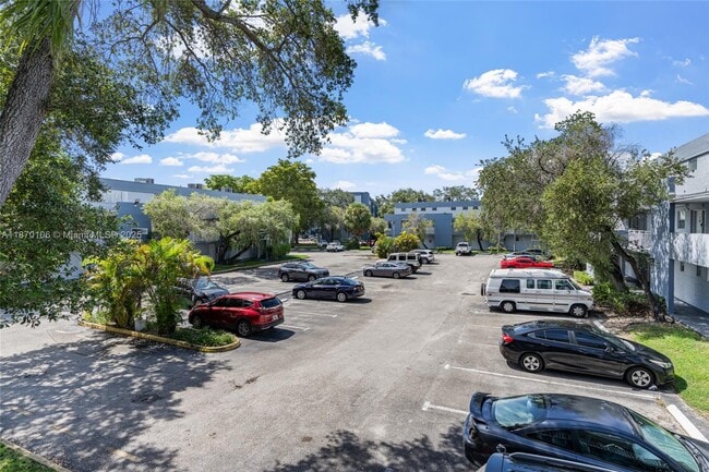 Building Photo - 9365 Fontainebleau Blvd
