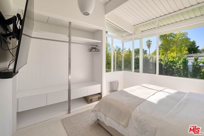 Building Photo - 2262 Stradella Rd