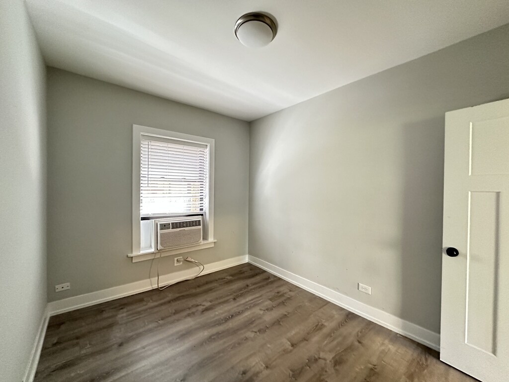 Building Photo - 722 W Brompton Ave