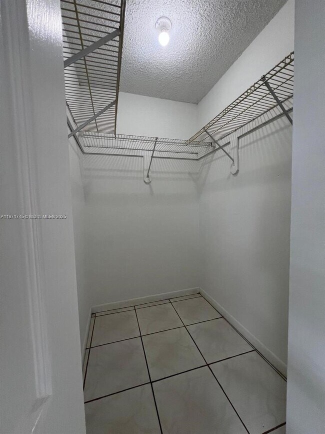 Building Photo - 526 NW 99th Ct
