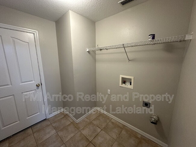 Building Photo - 6955 Lake Eaglebrooke Dr