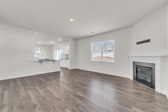 Building Photo - Modern 4BR Home with Loft & 2.5 Baths in W...
