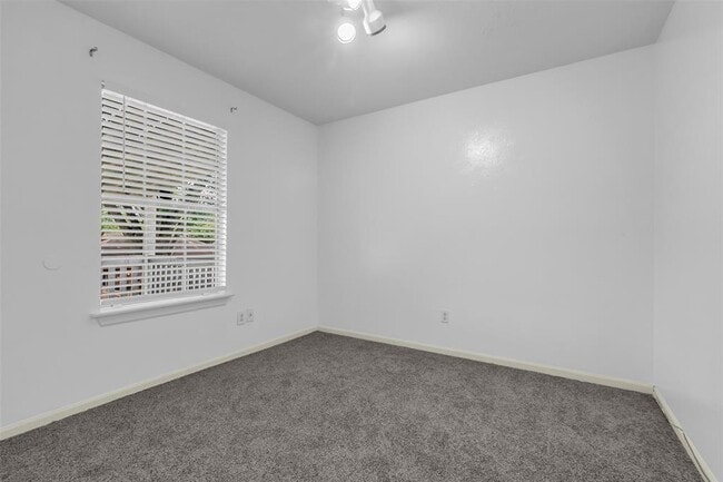 Building Photo - 15830 Pipers View Dr