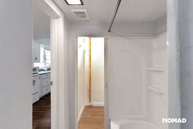 Building Photo - Charming 2BR Duplex in Salem