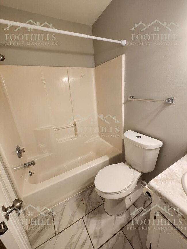 Building Photo - 613 N Pointe Creek