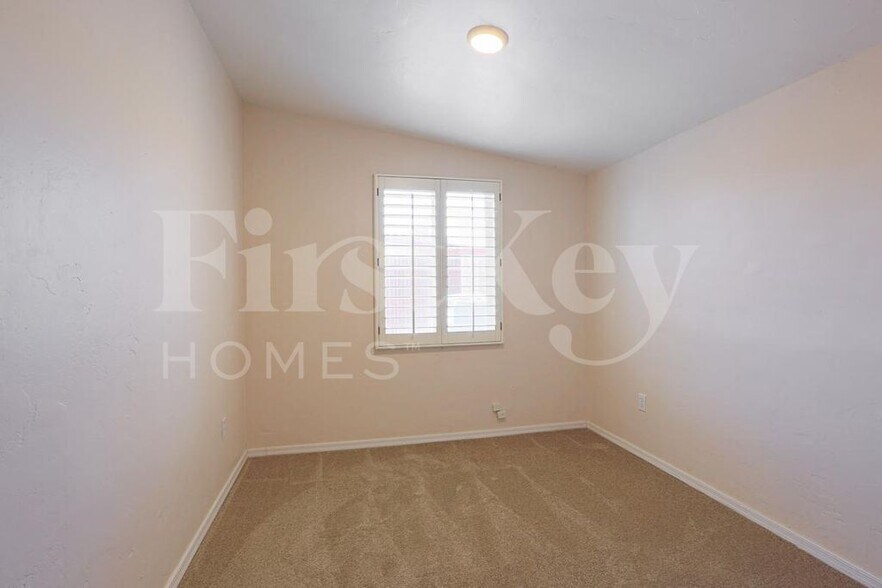 Building Photo - 1124 W Cinnabar Ave