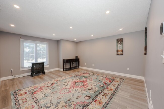 Building Photo - 5 Gleneagle Dr