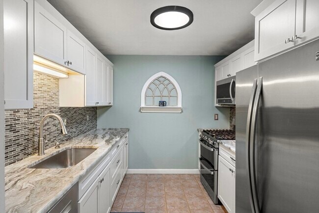 Building Photo - 7 Greenbriar Dr