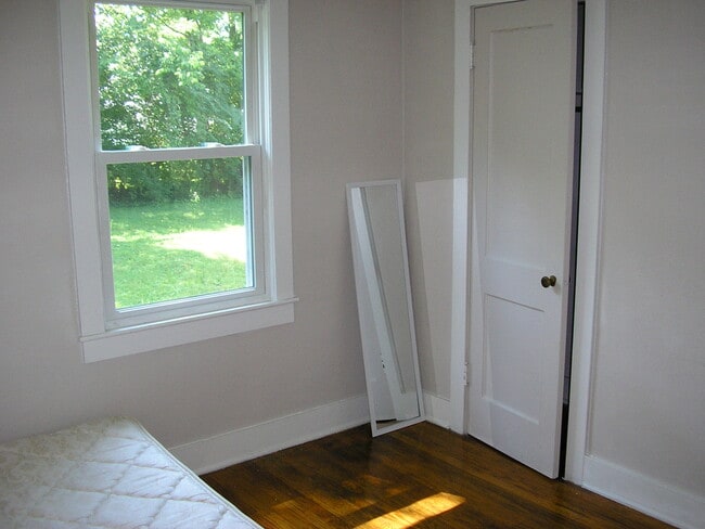 Building Photo - 1635 Sharon Dr