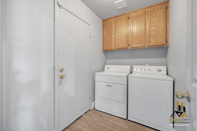 Building Photo - 8449 Bramble Bush Cir