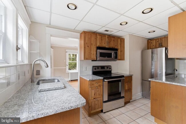 Building Photo - 530 E Manoa Rd