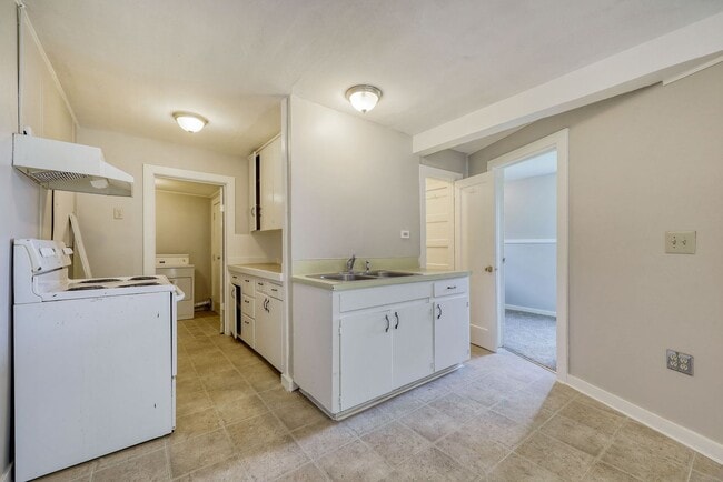Building Photo - Updated Bethel area 2 bedroom duplex with ...