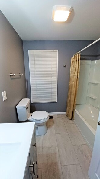 Full Bathroom - 135 Hamilton Ave