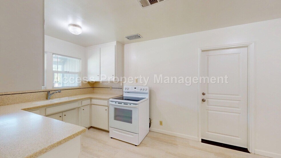 Building Photo - 2324 Bellamy St