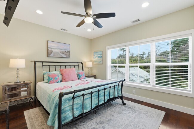 Building Photo - Prime Coastal Location!