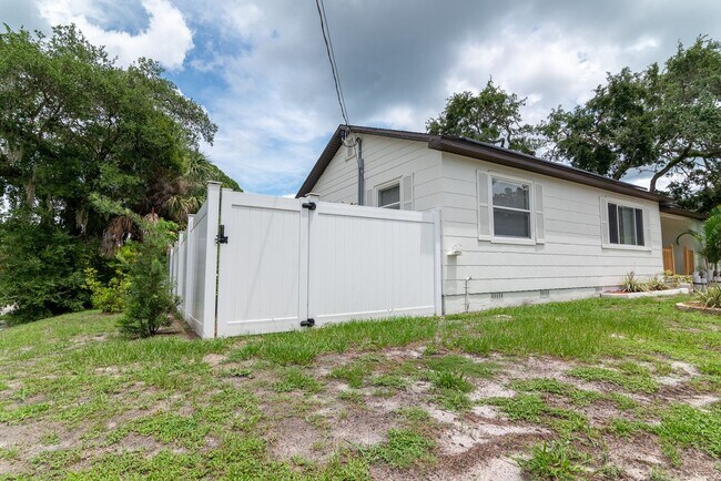 Building Photo - Charming 3BD/2BTH Home with Private Backya...