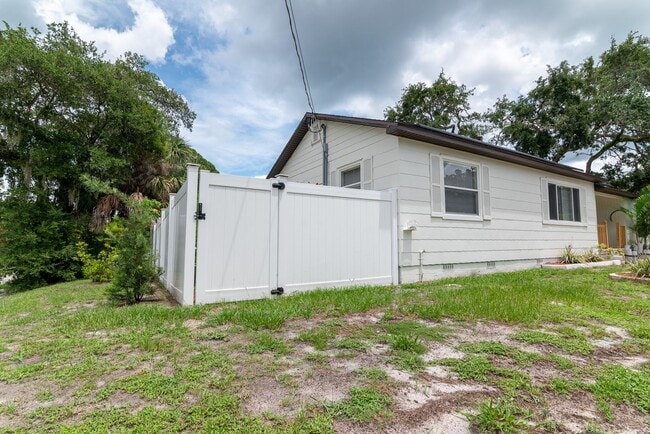 Building Photo - Charming 3BD/2BTH Home with Private Backyard in the Heart of Safety Harbor