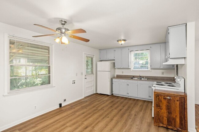 Building Photo - 2510 9th Ave S