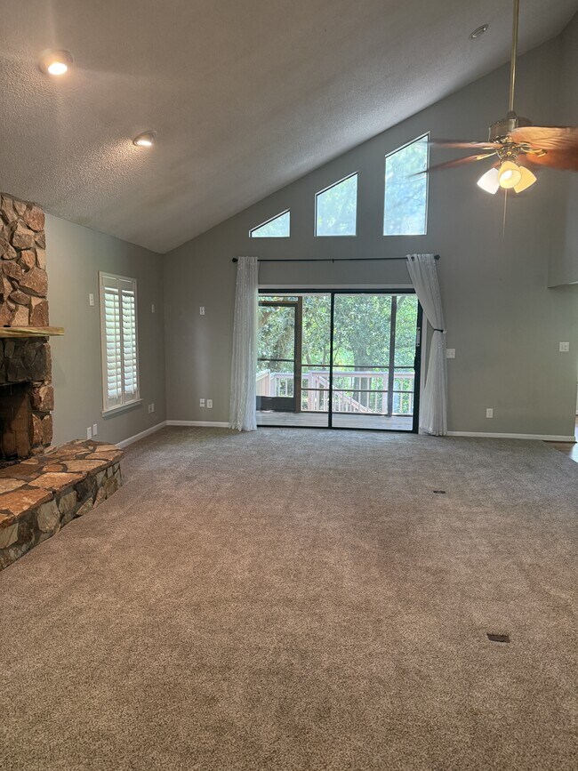 Building Photo - 504 Main St