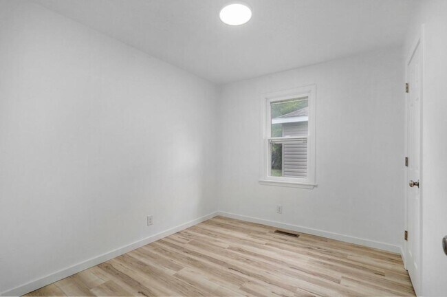 Building Photo - 2956 W Lynn St