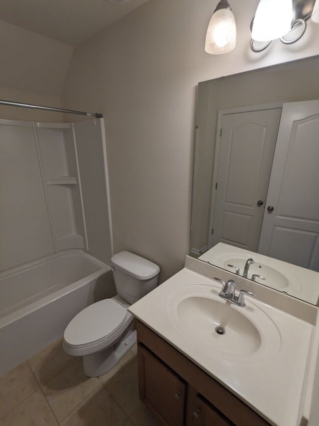 Building Photo - Stunning 7 Bedroom House with a Loft and U...