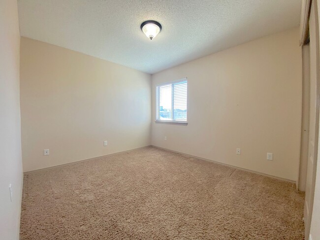 Building Photo - Northeast El Paso 4 Bed Plus Loft w/ Refri...