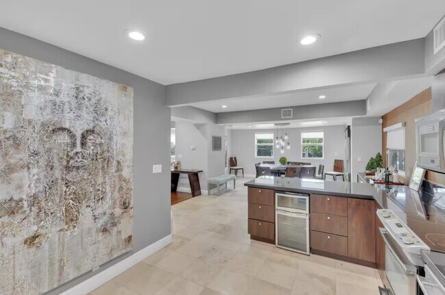 Building Photo - 200 NE 16th Ave