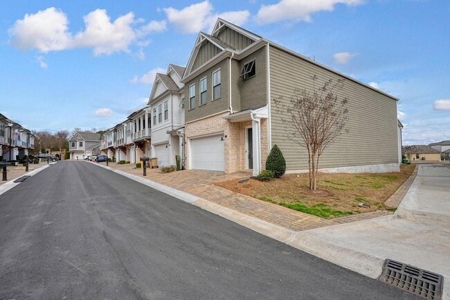 Building Photo - 123 Village Green Ave