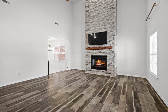Building Photo - 1514 NE Young Ave