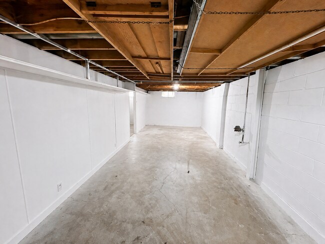 Building Photo - Newly Rehabbed 4BR Home in Hamilton Schools w/ Full Basement