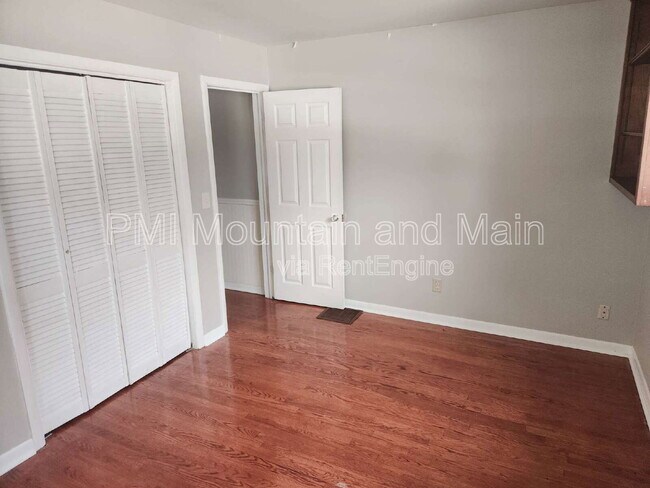 Building Photo - 317 N Hillandale Dr