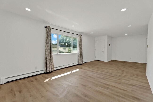 Building Photo - APARTMENT FOR LEASE - 2BD 1BTH NEWLY RENOVATED