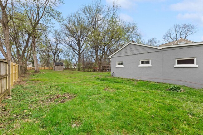 Building Photo - Newly Renovated 3-Bed Gem with Massive Yard – Modern Columbus Living!