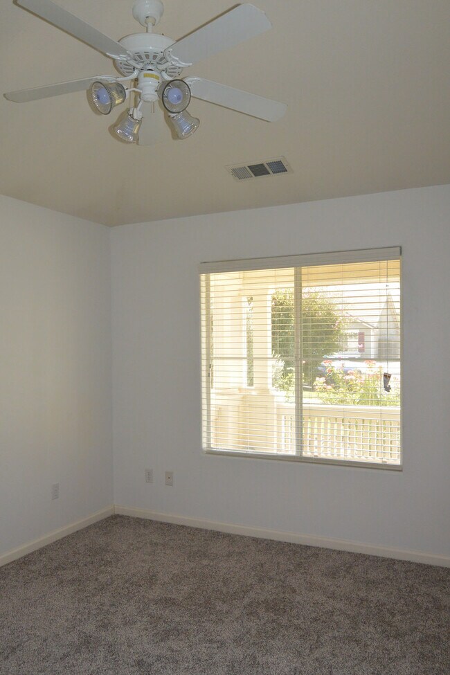 Building Photo - 3 bedroom 2 bathroom in the El Diamante sc...