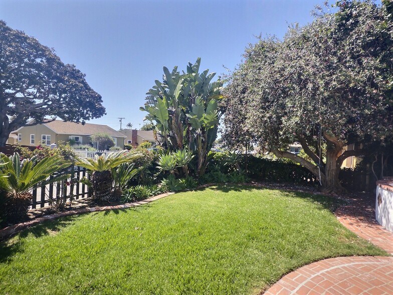 Building Photo - 3737 Paloma Dr