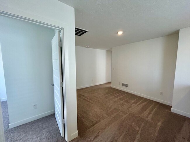 Building Photo - Beautiful Newly Built 4 Bed, 2.5 Bath Home - Loudoun Place Neighborhood