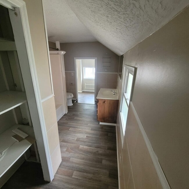 Building Photo - 400 E Park Pl